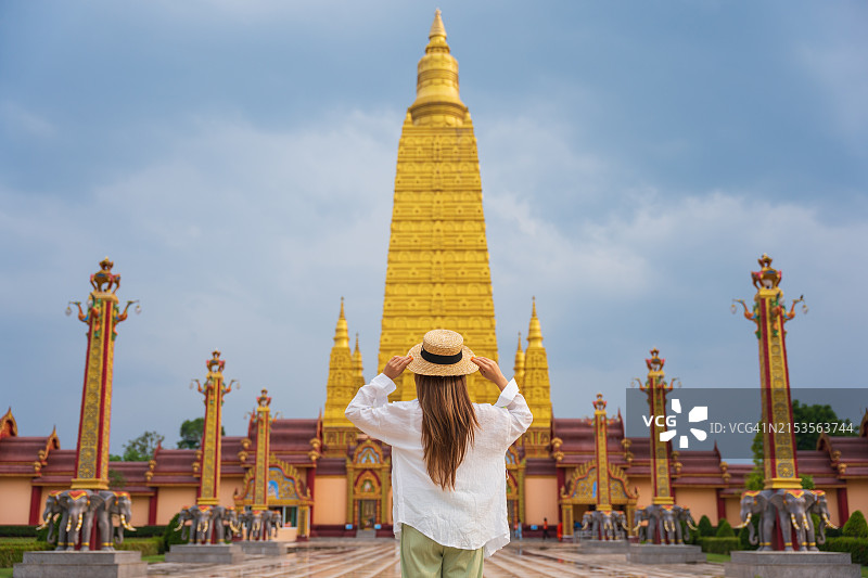 女人在泰国甲米寺庙旅行图片素材