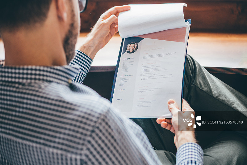 商人或人力资源经理正在审查简历信息图片素材