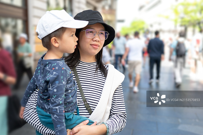 母子探索城市风光图片素材