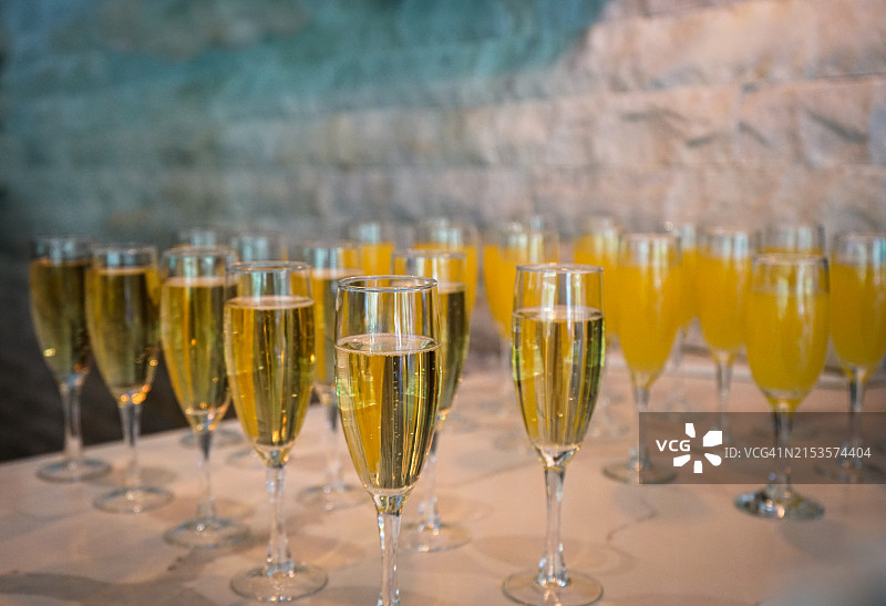 倒满香槟的酒杯图片素材