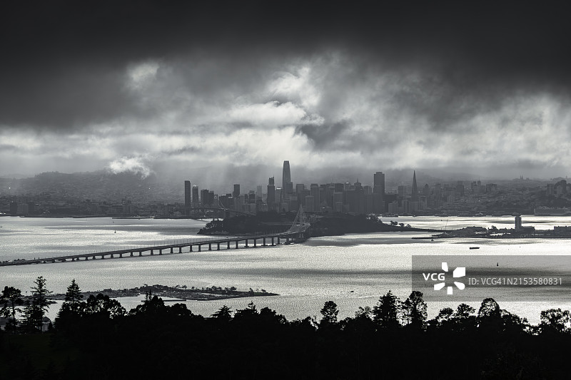 暴风云下的旧金山天际线图片素材