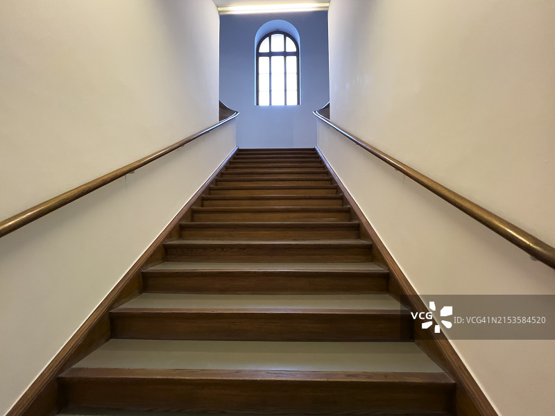 房子里的楼梯和窗户图片素材