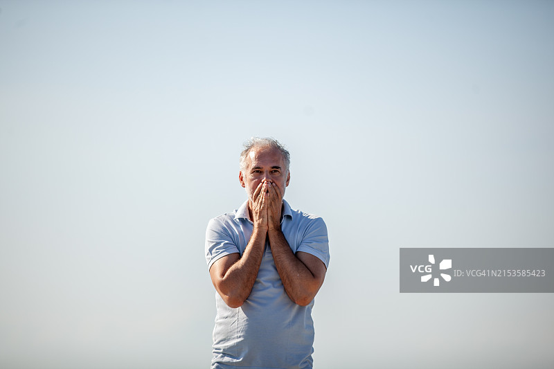 户外沉思的中年男子前方景象图片素材