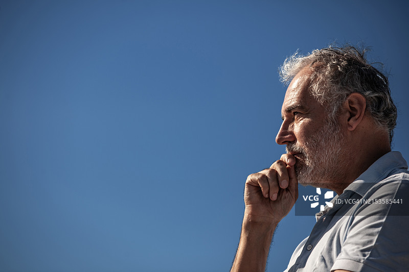 户外沉思的成熟男人肖像图片素材