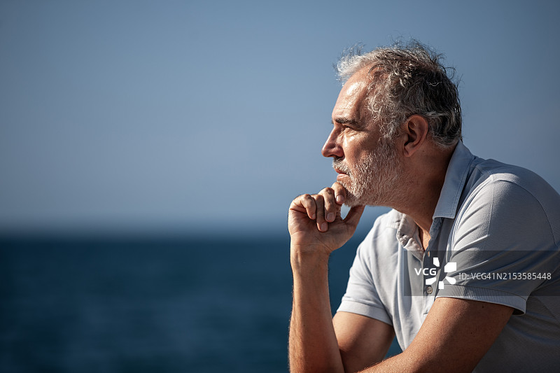 户外沉思的成熟男人肖像图片素材