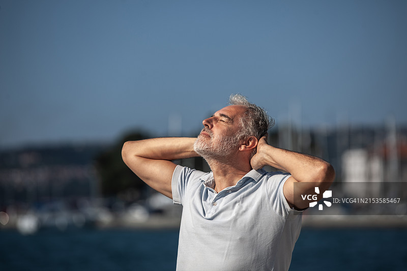 户外的中年男人肖像图片素材