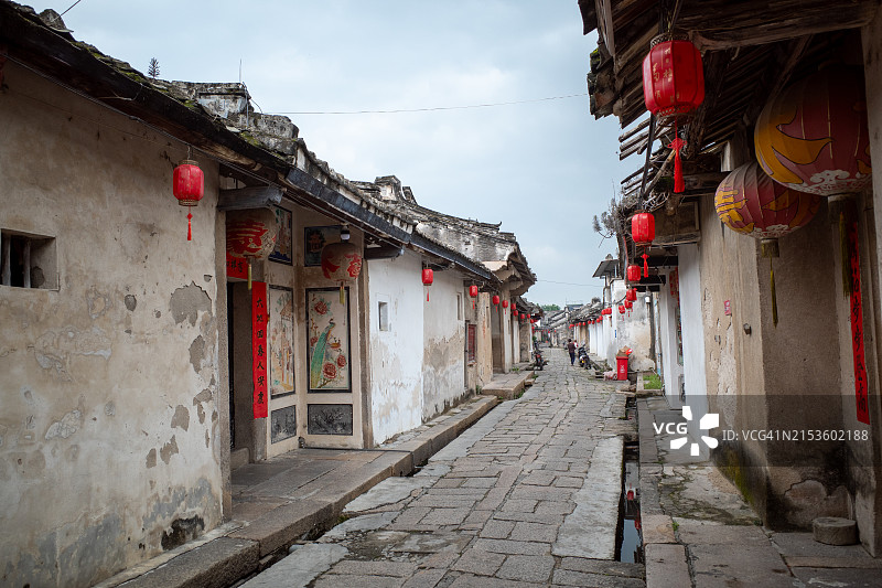 有石板路的龙湖古村图片素材