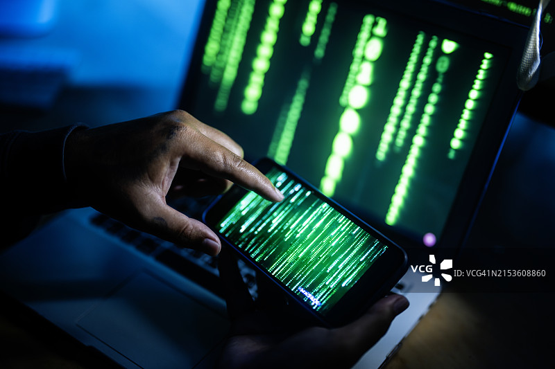 黑客，小偷正在窃取智能手机上的数据图片素材