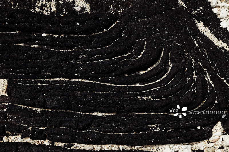 夏威夷海滩上的深黑色熔岩图片素材