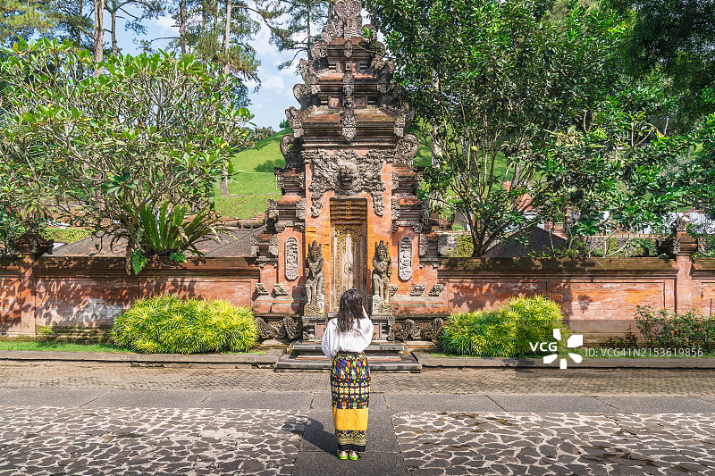 在巴厘岛寺庙里拍照的女人图片素材