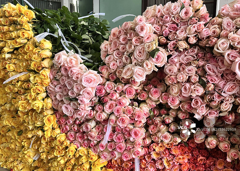 越南中部集市上的什色玫瑰花束图片素材