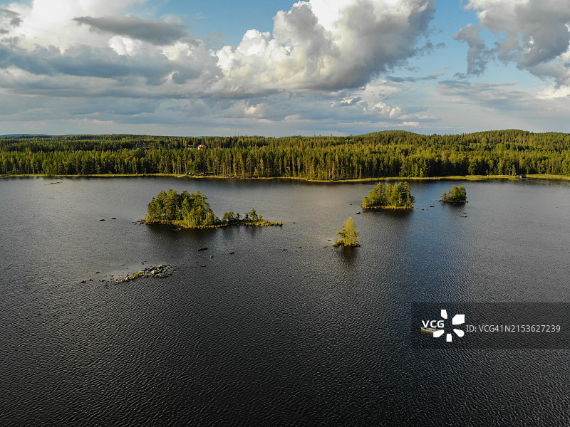 芬兰湖上渔船航拍图片素材