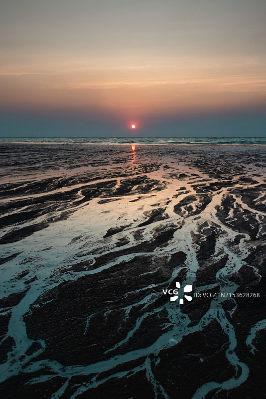 澳大利亚西澳大利亚金伯利布鲁姆有线海滩的日落时分，流向印度洋的辫状水道图片素材