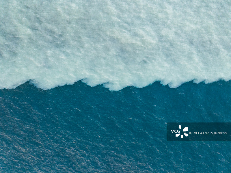 无人机拍摄的印度洋水流汇合，澳大利亚西澳大利亚州金伯利图片素材
