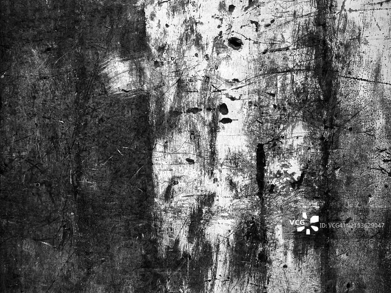 葡萄牙杜罗河谷皮尼奥：黑色墙壁上刮擦的白色油漆特写，粗糙纹理图片素材
