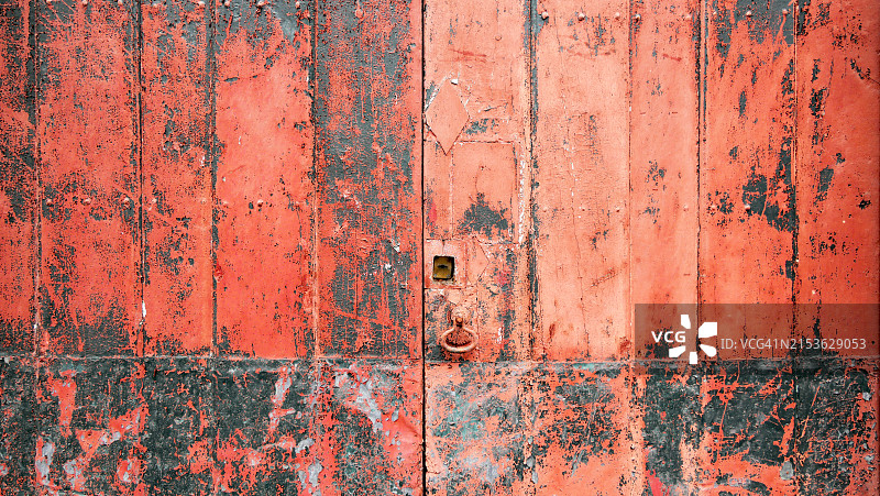 葡萄牙杜罗河谷的红色木质金属旧门特写图片素材