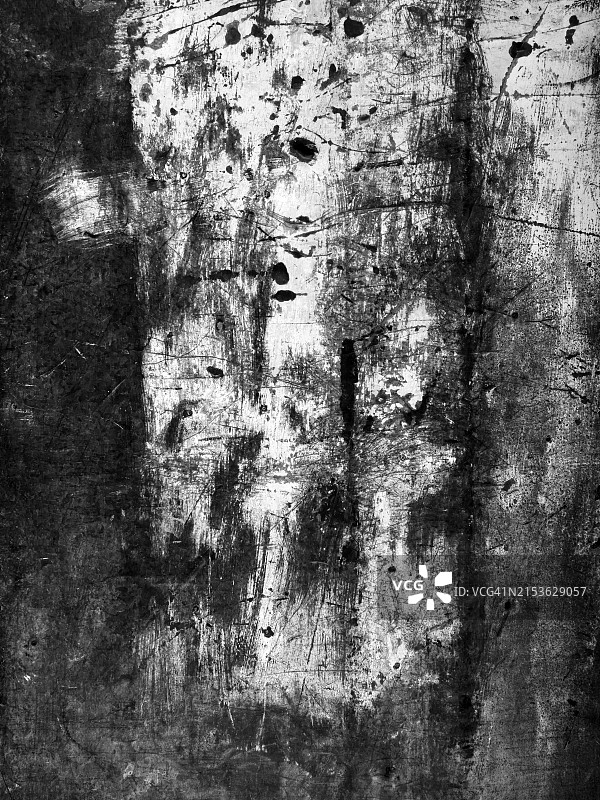 灰色和黑色墙壁上刮擦的白色油漆层，纹理粗糙。葡萄牙杜罗河谷皮尼奥的废弃房屋特写。黑白照片。图片素材