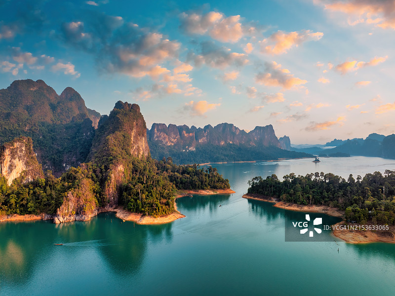 泰国南部天堂湖美丽湖景鸟瞰图，旅游目的地图片素材