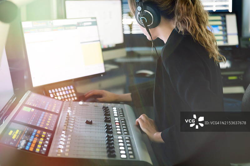 女广播主持人在广播室工作图片素材