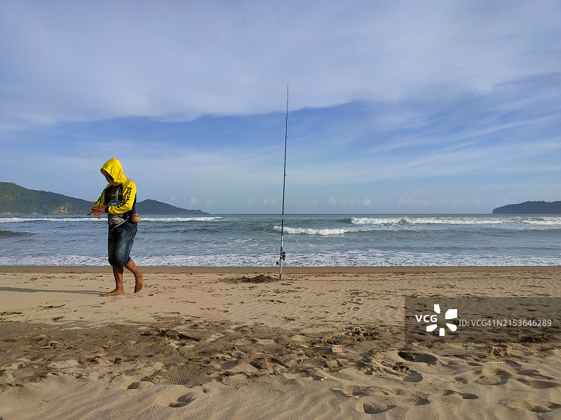 沙滩上放置鱼竿钓鱼图片素材