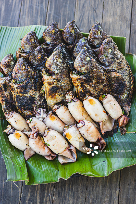烤罗非鱼和鱿鱼（菲律宾吕宋岛中部打拉省）图片素材