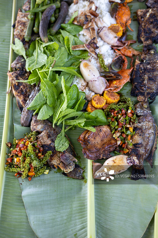 菲律宾中部吕宋岛塔拉克省的传统多人聚餐图片素材