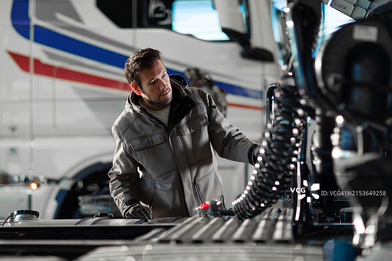 卡车维修工正在工作图片素材