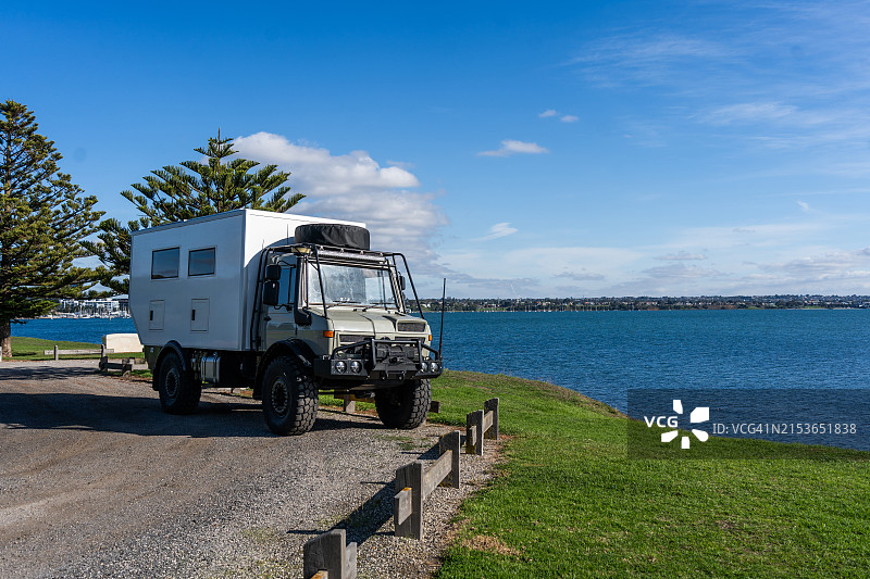 4x4露营车上的便携式户外生活图片素材