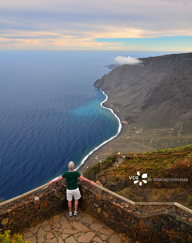 孤独的男人在耶罗岛伊斯ora观景点欣赏壮丽景色图片素材