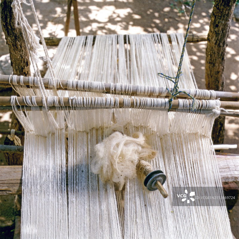 装有白色棉纱的手工织布机图片素材