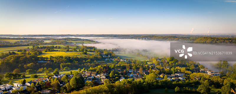 鲁尔河谷春季晨雾鸟瞰图片素材