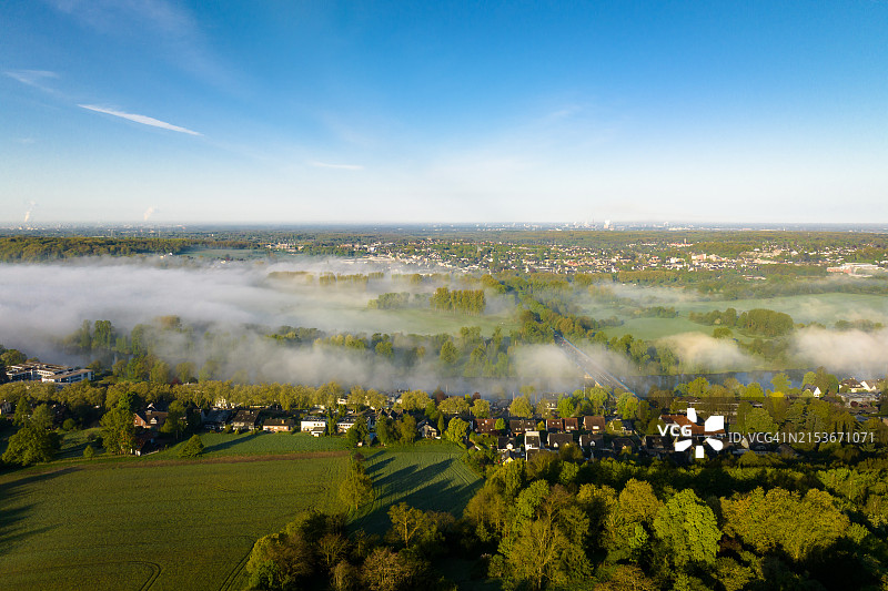 鲁尔河谷春季晨雾鸟瞰图片素材