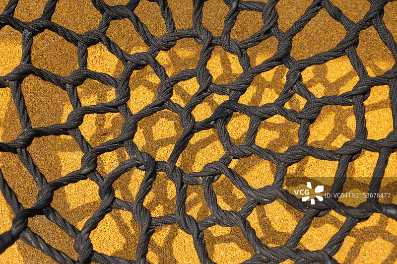 游乐场上缠绕的绳索图片素材