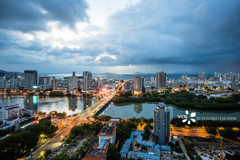 三亚市中心繁华的夜景图片素材