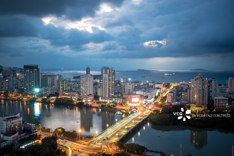 三亚市中心繁华的夜景图片素材