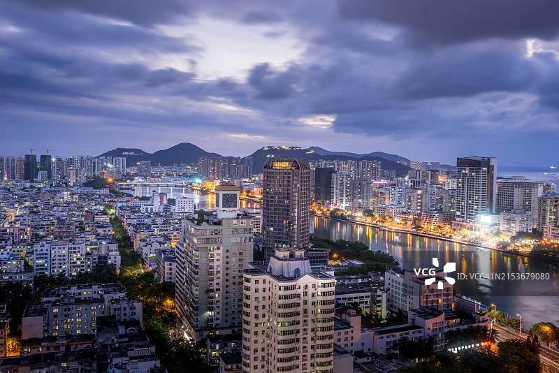 三亚市中心繁华的夜景图片素材