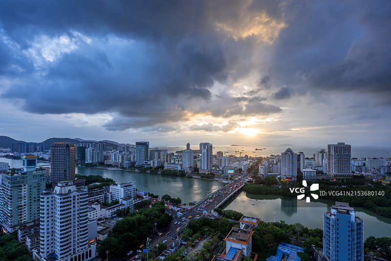三亚市中心繁华的夜景图片素材