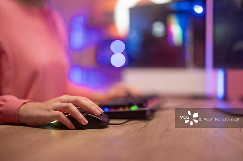 参加电竞比赛的年轻女子图片素材