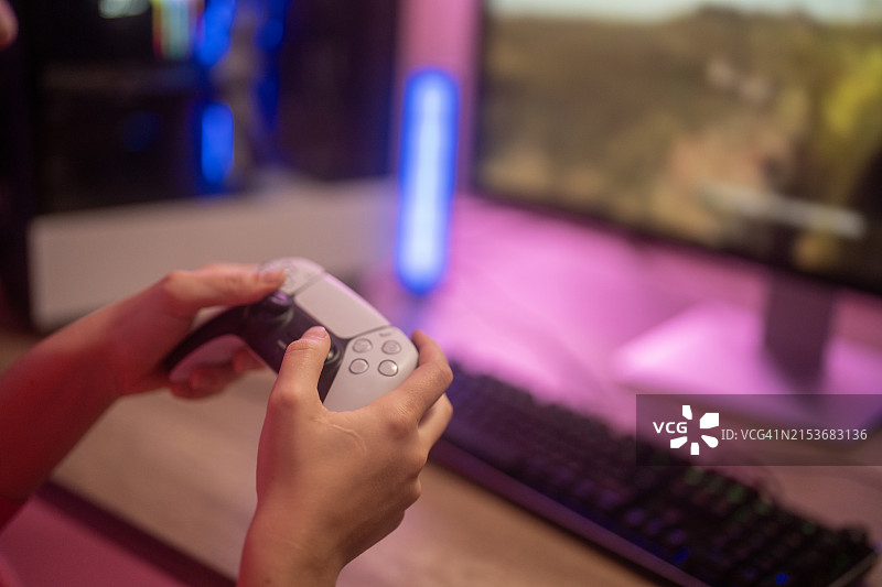 年轻女性游戏玩家图片素材