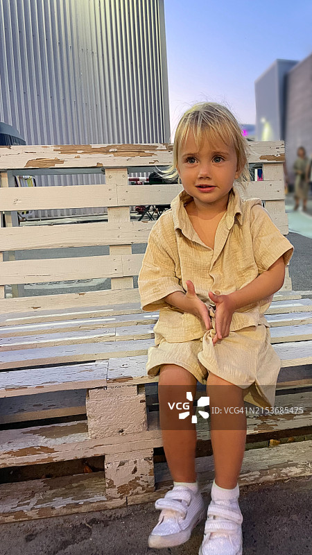 傍晚时分可爱小女孩的肖像图片素材