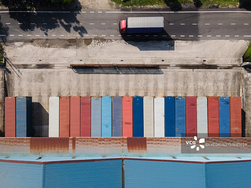 航拍视角：仓库中停放的物流卡车和集装箱图片素材