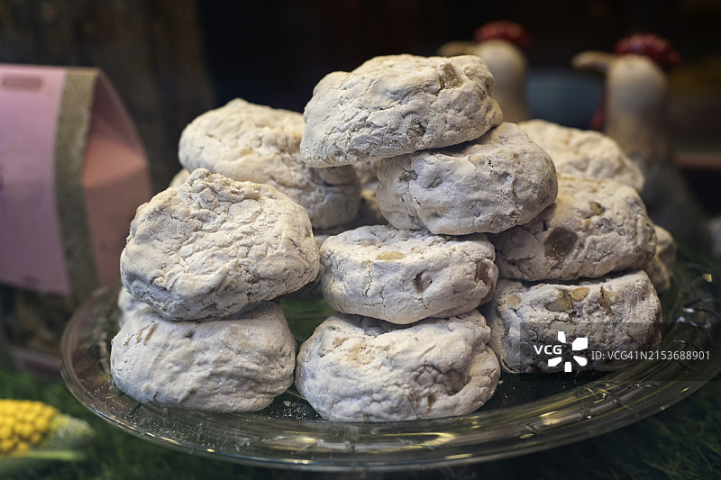 意大利锡耶纳的杏仁饼干配糖粉的美丽盘子图片素材