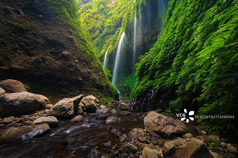 位于印度尼西亚东爪哇的马达卡里普拉瀑布图片素材