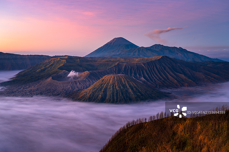 清晨的布罗莫腾格尔塞梅鲁国家公园美景图片素材