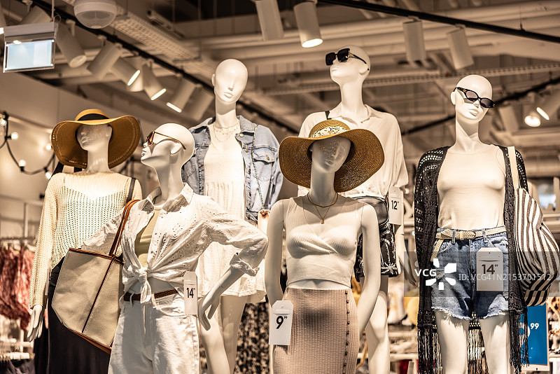 服装店里穿着时尚的年轻女模特图片素材