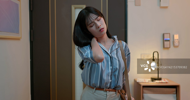 疲惫归家的职业女性图片素材