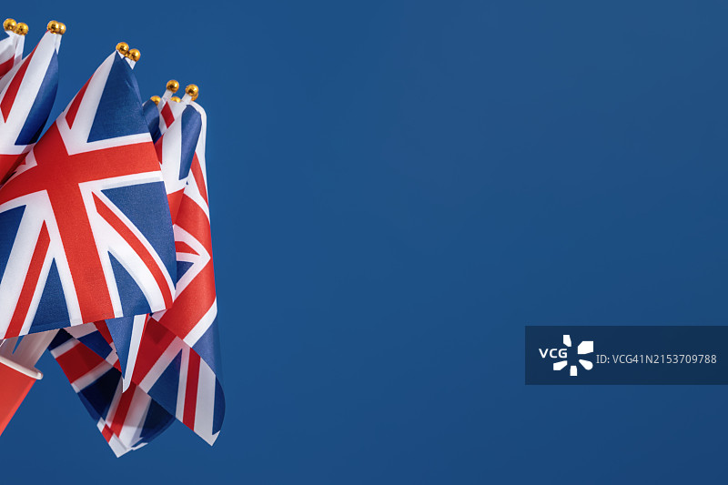 蓝色背景上飘扬的英国国旗图片素材