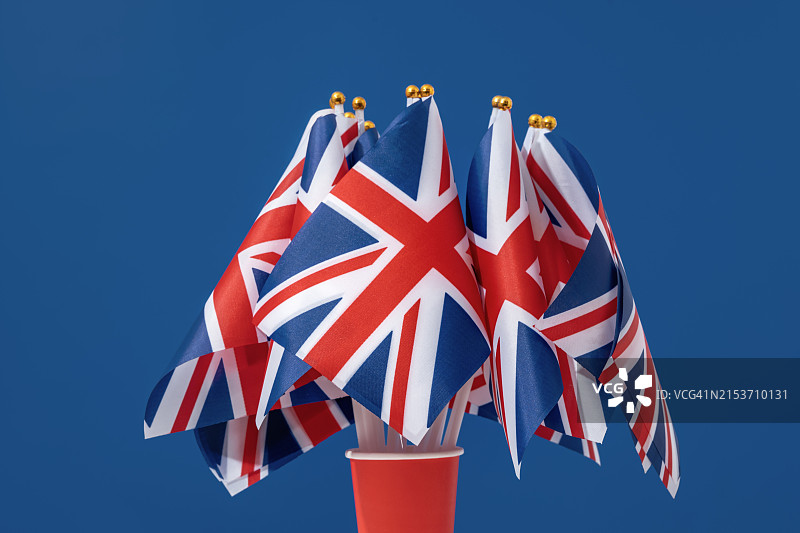 蓝色背景上飘扬的英国国旗图片素材