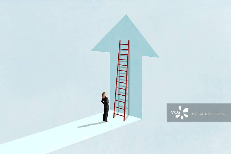 女人抬头看箭头图片素材