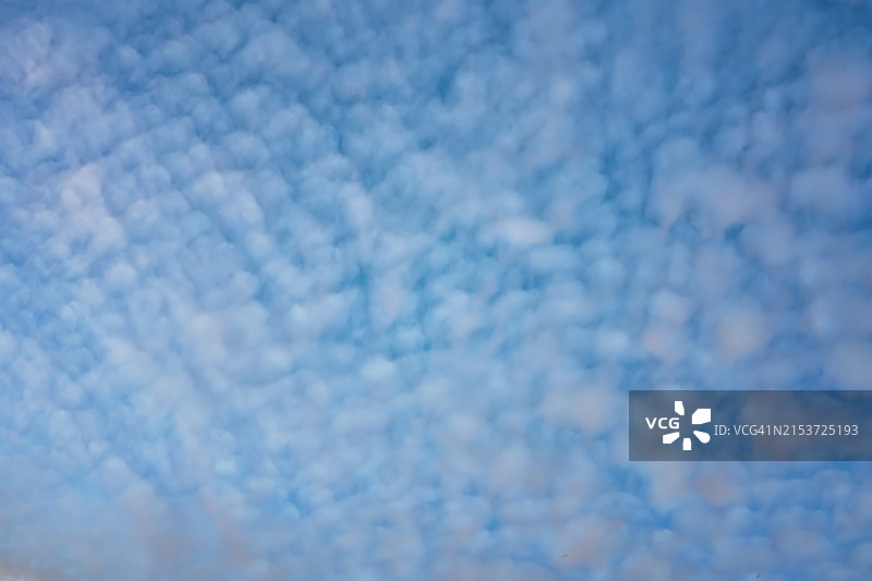 日出时分，蓝天与白色零星云朵图片素材